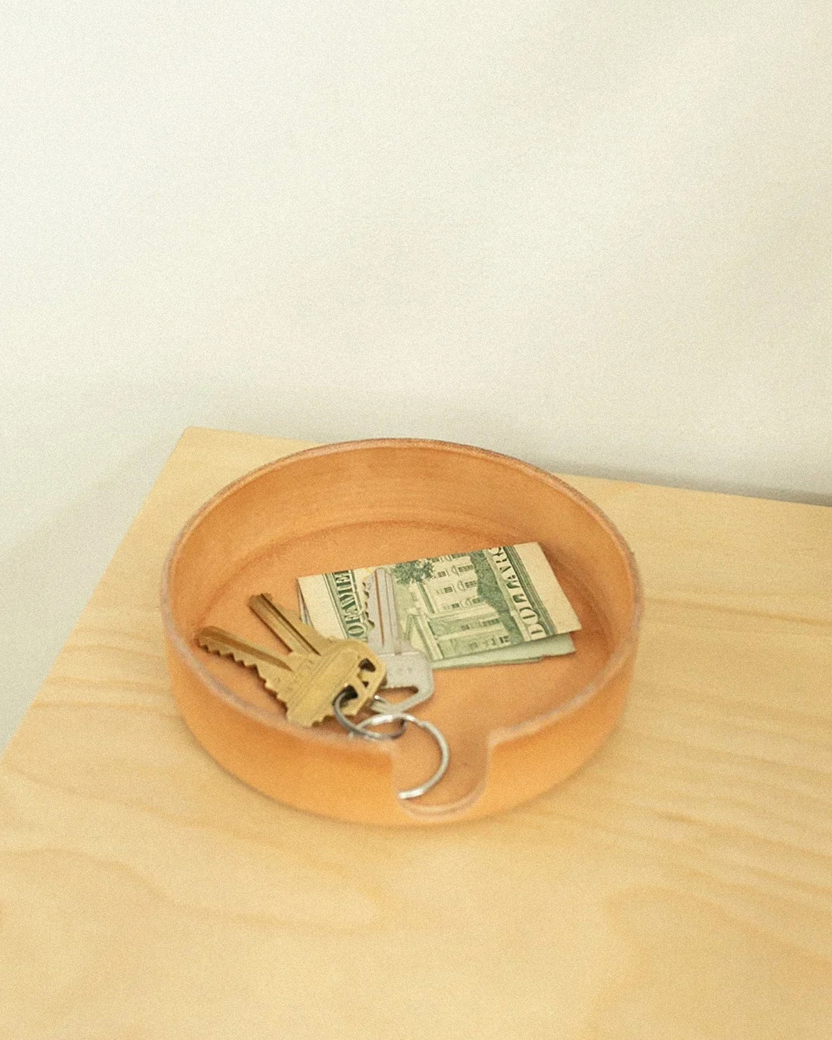 GRAF LANTZ - KOBON LEATHER ROUND TRAY - NATURAL