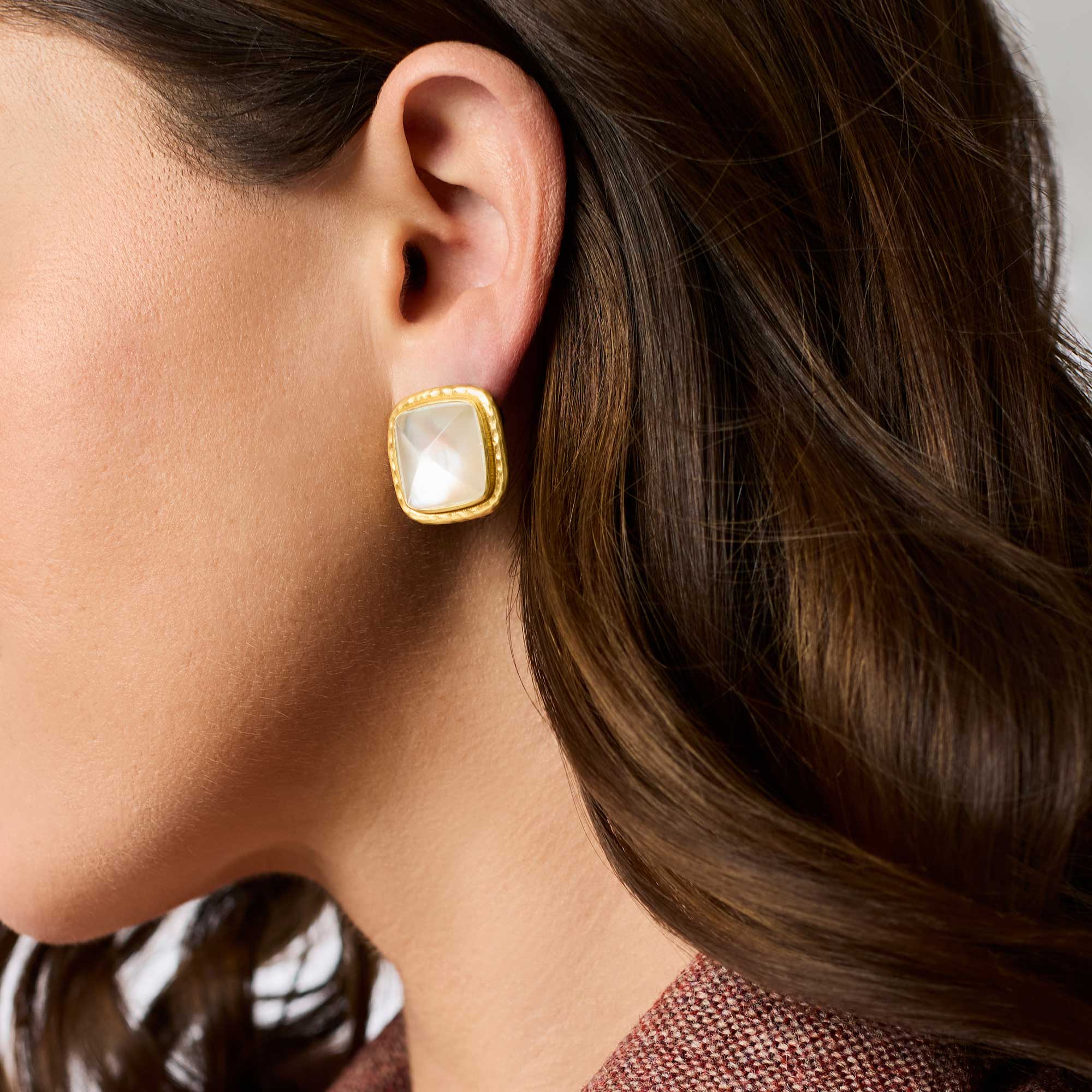 JULIE VOS SAHARA STONE STUD - IRIDESCENT SAPPHIRE BLUE