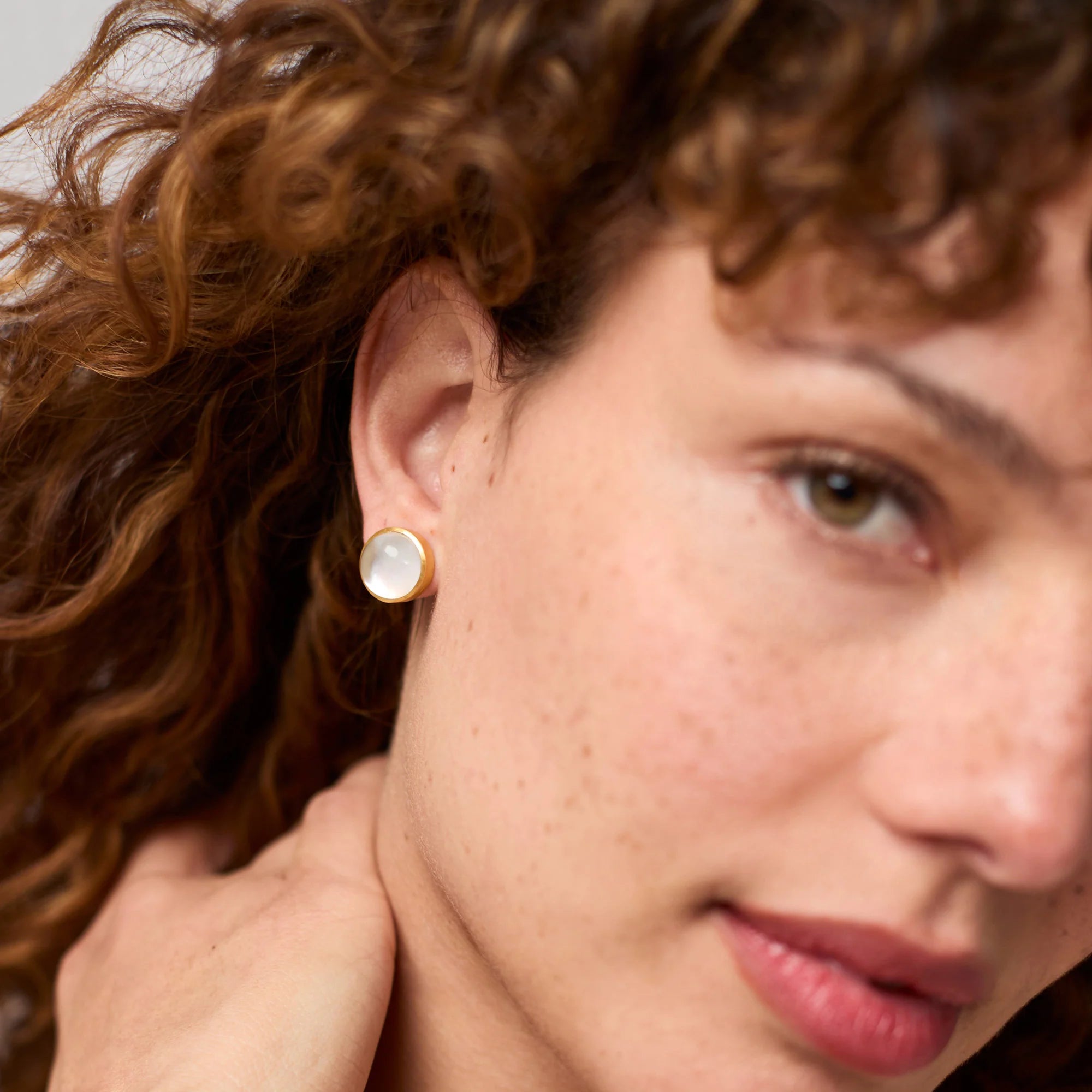 JULIE VOS SOLARA STONE STUD - IRIDESCENT PALMETTO GREEN