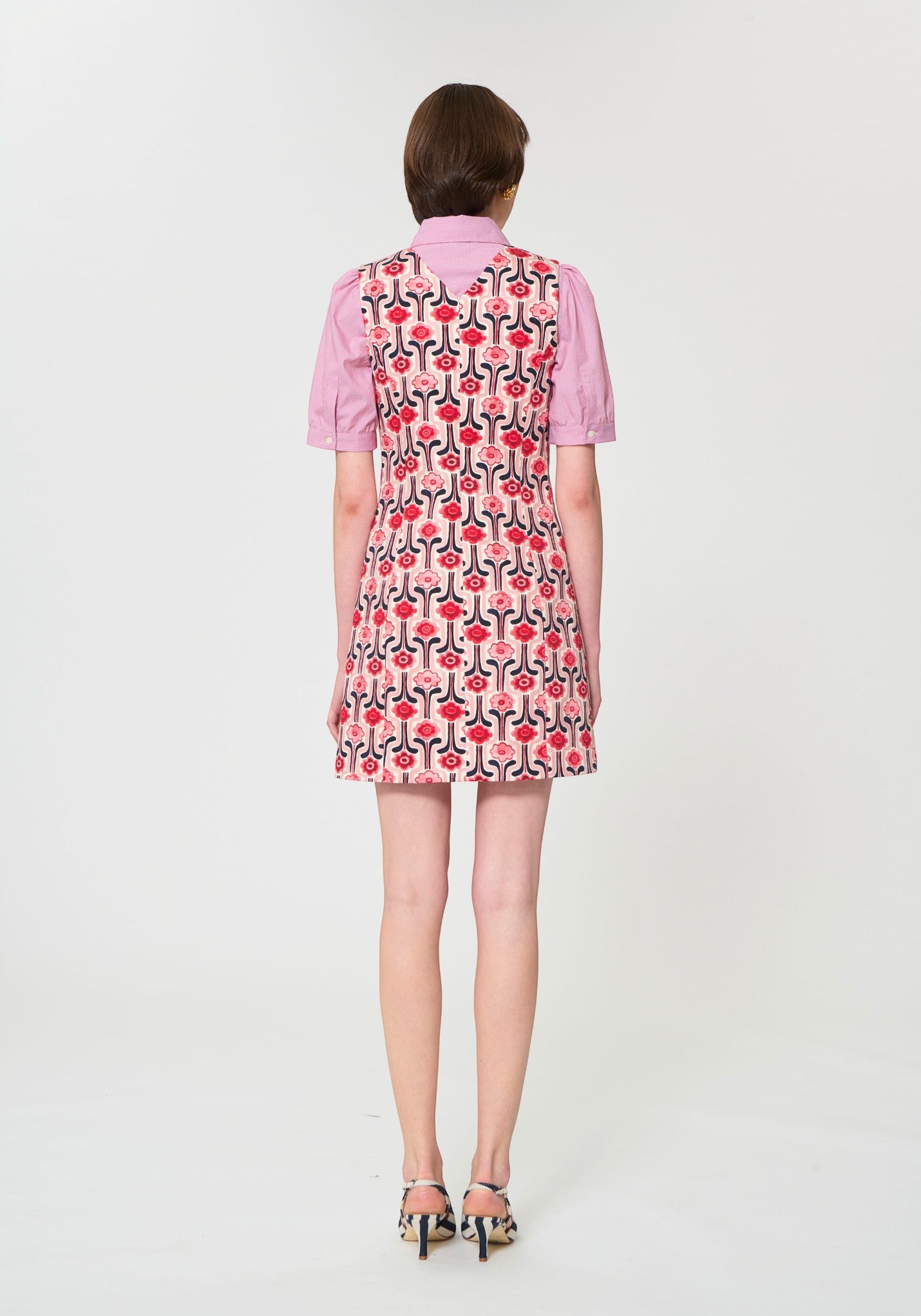 Button Down SF Tara Jarmon pink, red, navy floral mini dress with blush puff sleeves. 98% Cotton 2% Elastane.