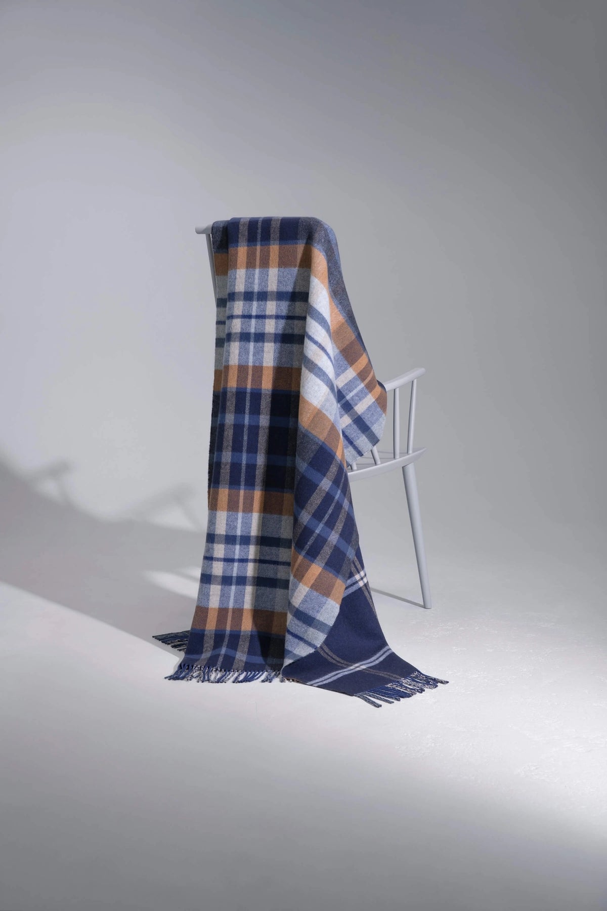 JOHNSTONS OF ELGIN DOUBLE FACE CHECK THROW - NAVY/HOUSE CHECK